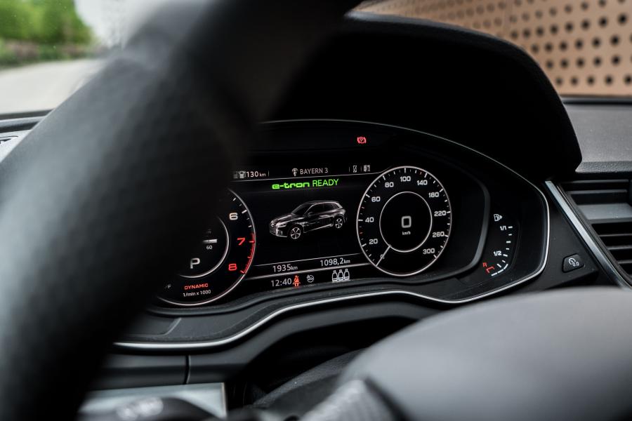 Панель приборов Audi Q5 55 TFSI e by ABT 2020 года  (фото 8 из 18)